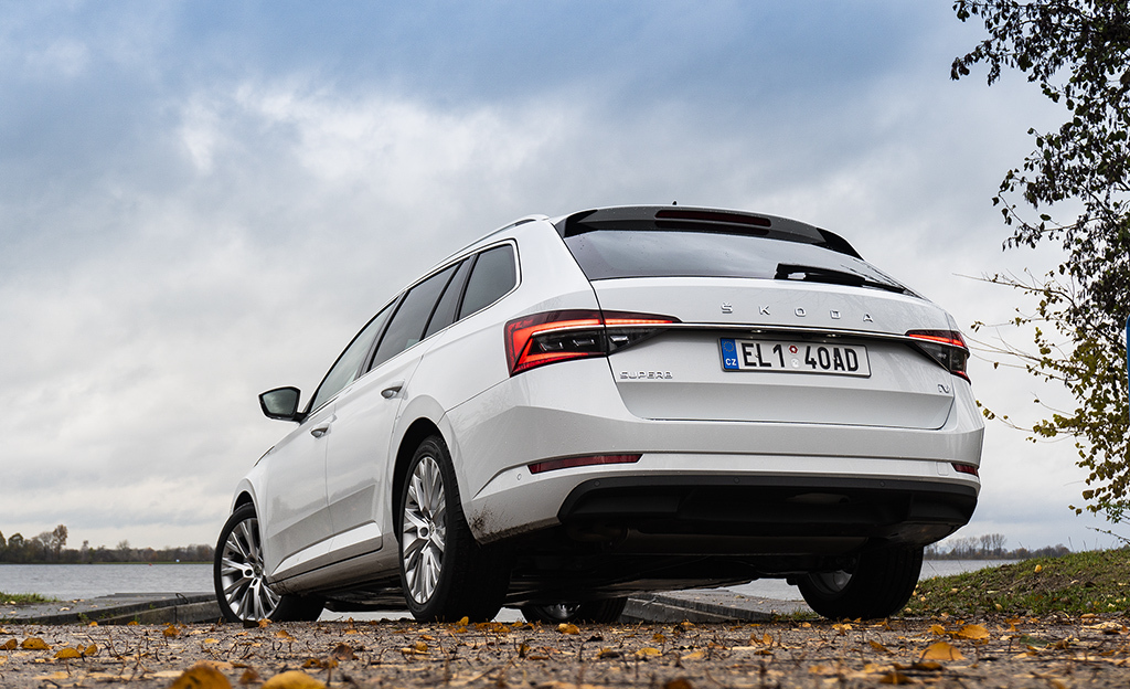Skoda Superb iV pistokehybridi