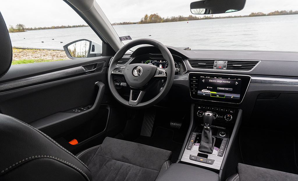 Skoda Superb iV ohjaamo