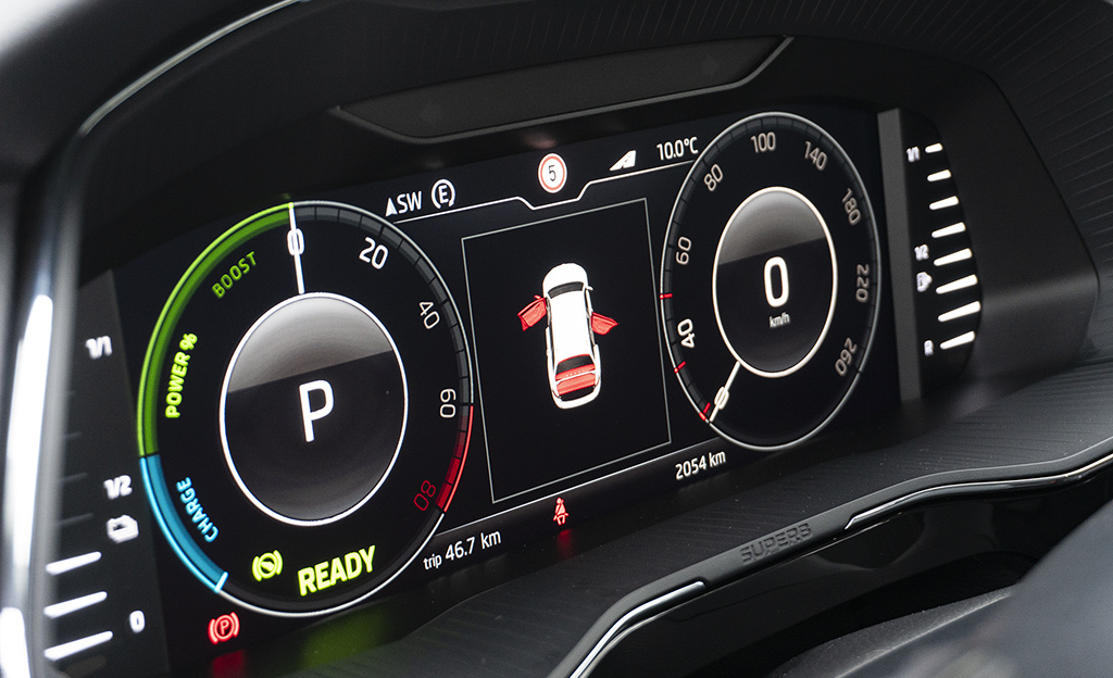 Plugin hybridi Skoda Superb iV mittaristo