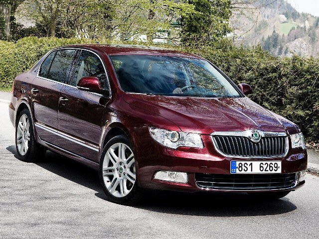 Autoesittely Skoda Superb 2008-2009