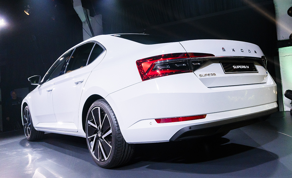 skoda superb iv lataushybridi