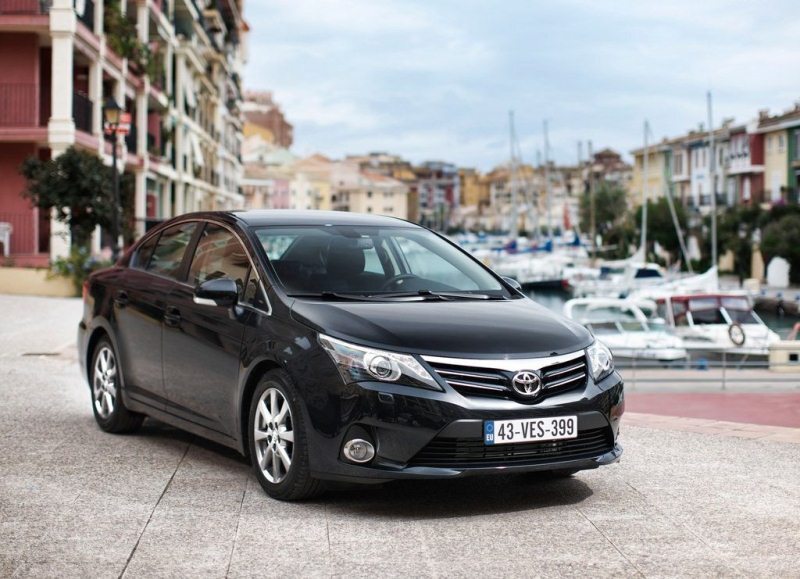 Autoesittely Toyota Avensis 2012