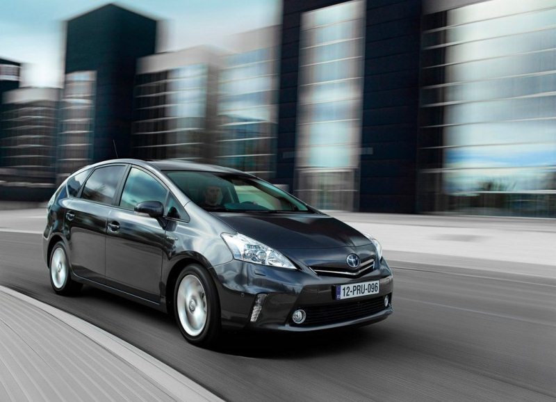 Autoesittely Toyota Prius+ 2012