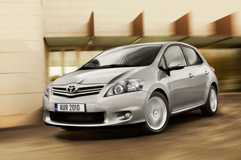 Autoesittely Toyota Auris (2010)
