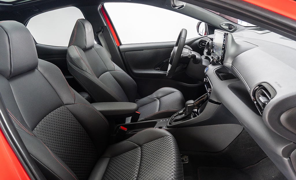 Toyota Yaris Hybrid istuimet