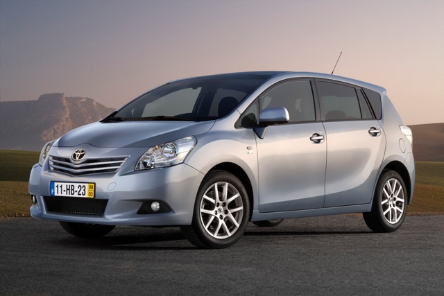 Autoesittely Toyota Verso 2.0 D-4D Luxury 7p (2009)