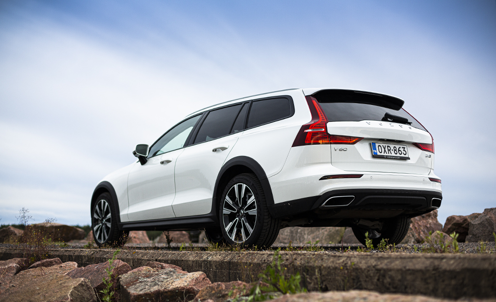 Volvo V60 Cross Country takaa