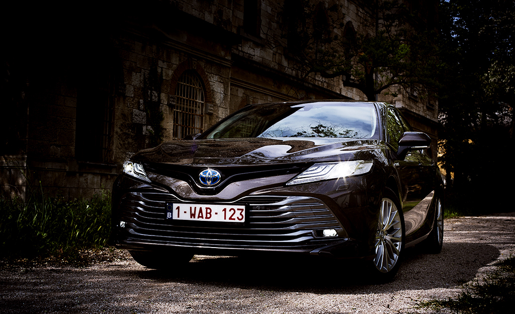 Toyota Camry Hybrid (2019) koeajossa - pihi ja ylellinen