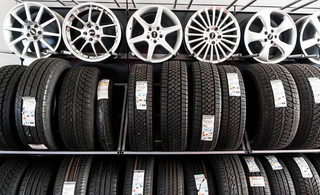 Autonrenkaat - vinkit renkaanvaihtoon, rengasmerkinnät, rengasturvallisuus ja renkaiden säilytys