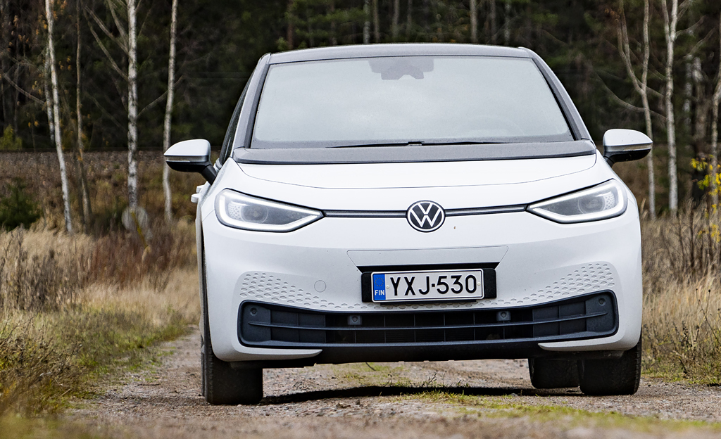 Uusi täyssähköauto vai kymmenen vuotta vanha käytetty? Näin pieni ero autojen kuluissa oikeasti on