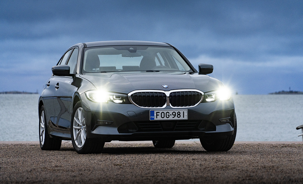 Lähes kymppitonnin alennus – BMW tuo myyntiin uuden edullisemman 320e -lataushybridin