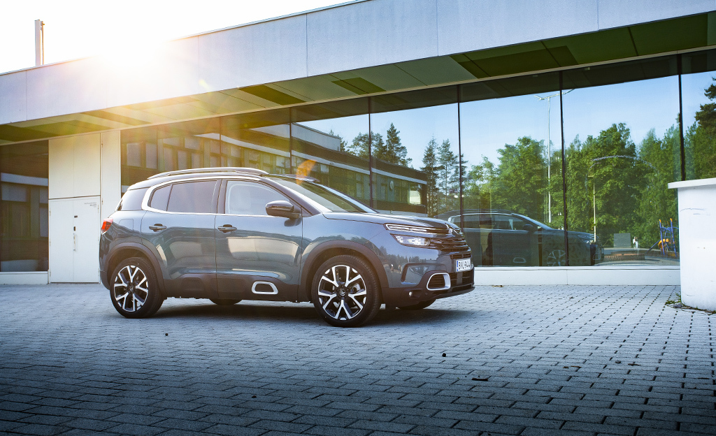 Yksi luokkansa mukavimmista nyt myös pistokehybridinä – Citroën C5 Aircross Hybrid