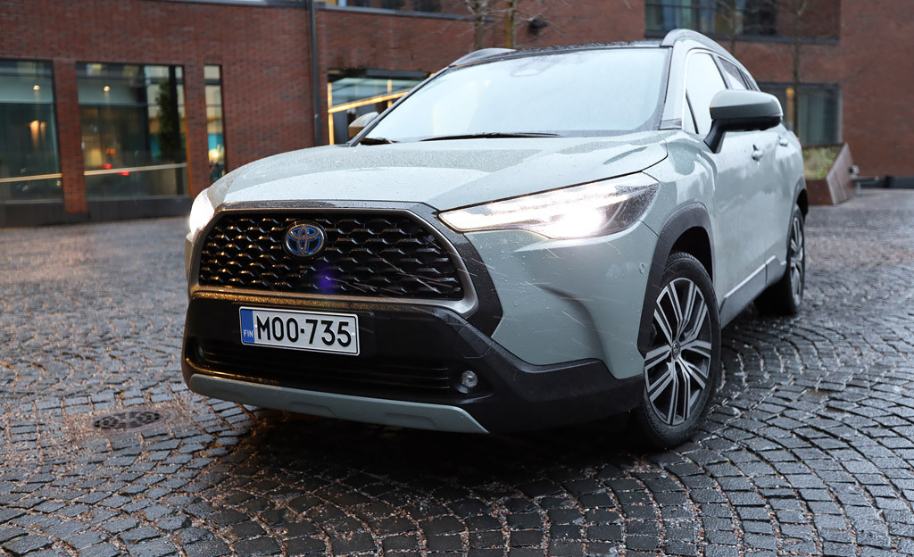 Koeajo: Toyota Corolla Cross Hybrid - Kompakti katumaasturi Toyotan tyylillä