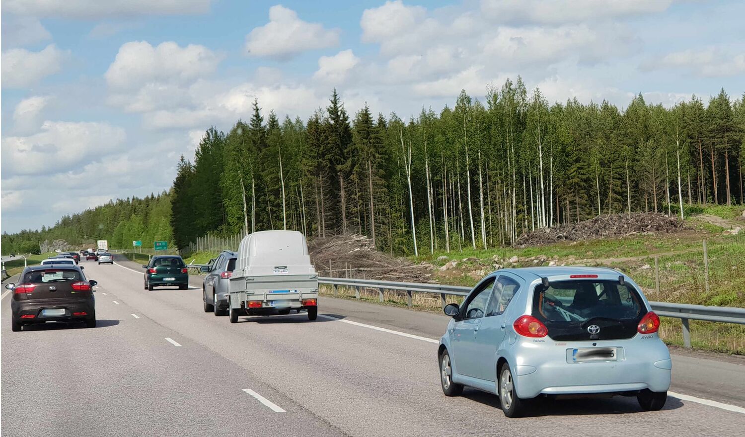 Nyt tarkkana kevytperävaunun kanssa: B-ajokortti ei aina riitä peräkärryn kuljettamiseen – tiedätkö luokittelu- ja kokonaismassan eron?