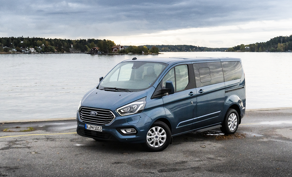 Hybridihitti suomalaisiin olosuhteisiin? Fordin 8-paikkainen kulkee yli 500 km yhdellä istumalla
