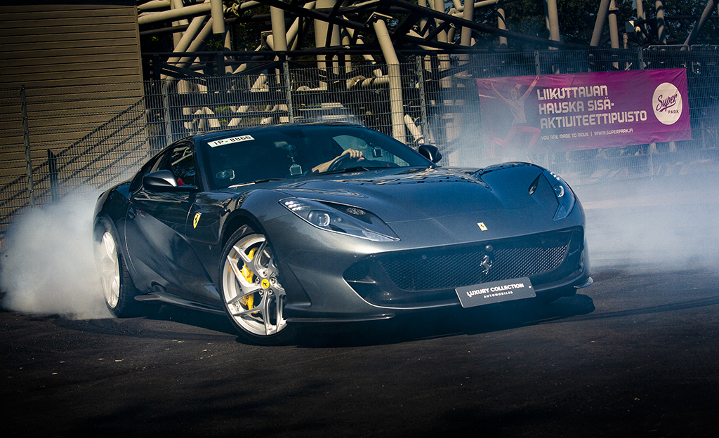 Tekoälyllä vai takapuolituntumalla? Robottiauto kohtaa Ferrari 812 Superfastin ja Markku Alénin ajolinjat