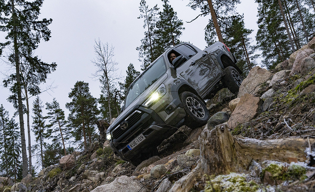 Hillitön Hilux – koeajoimme Toyotan tehdasvarusteisen uutuuden todellisessa pöpelikössä