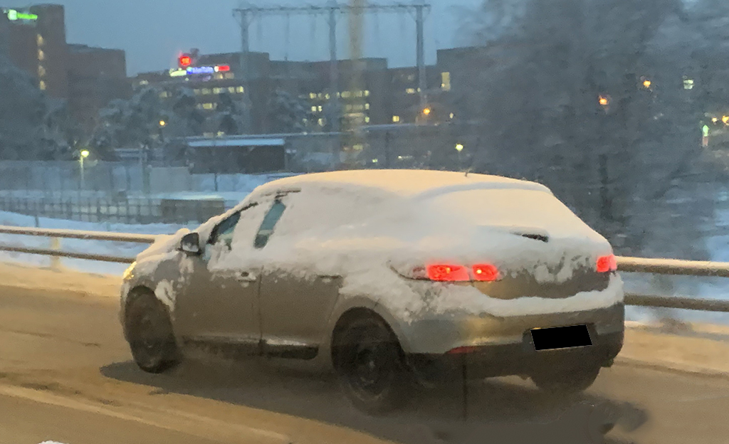 Ei näin: tunnistatko kaikki kuvan autoilijan aiheuttamat riskit?