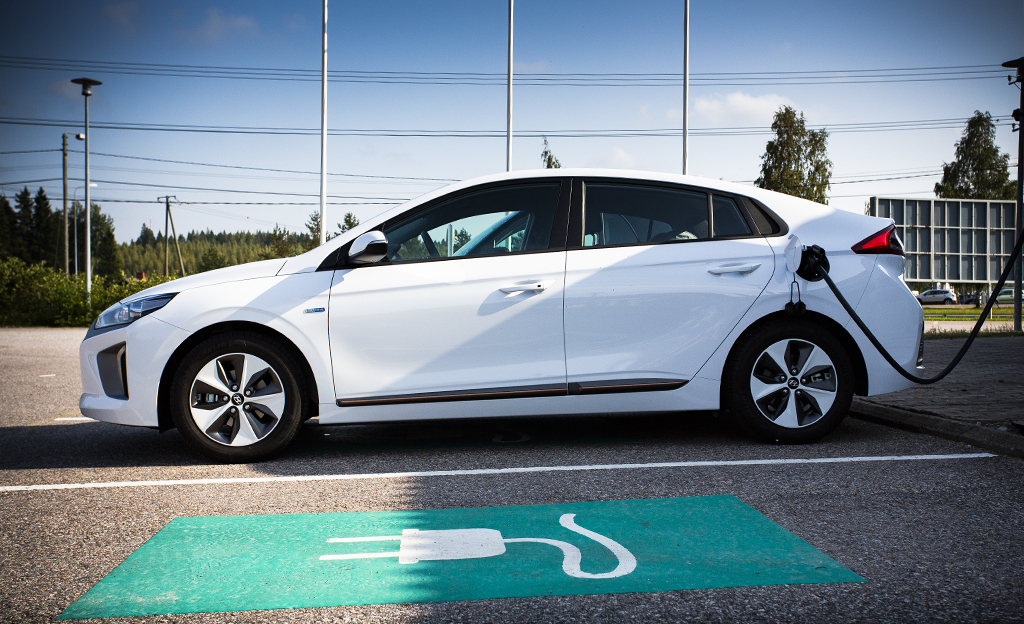 Näissä kunnissa sähköautoillaan eniten - autojen määrän odotetaan kaksinkertaistuvan tänä vuonna