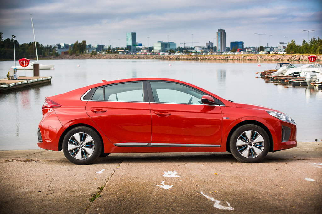 Koeajossa Hyundai IONIQ plug-in -lataushybridi