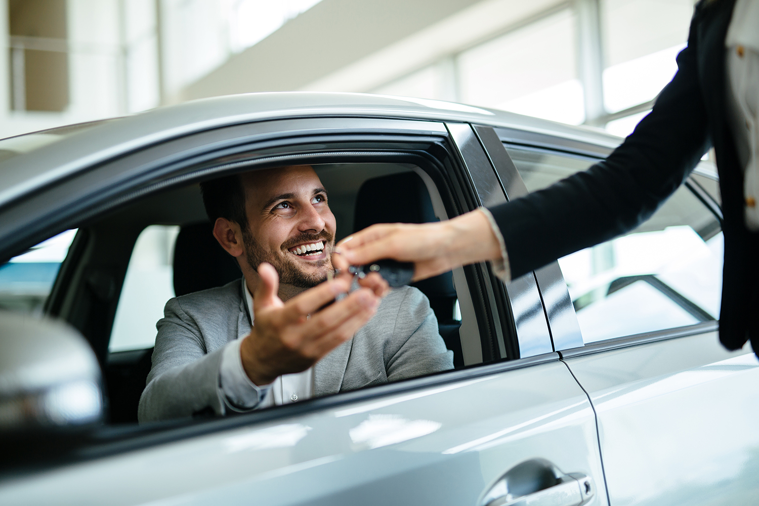 Kilpailuta autolaina ennen autoliikkeeseen astumista