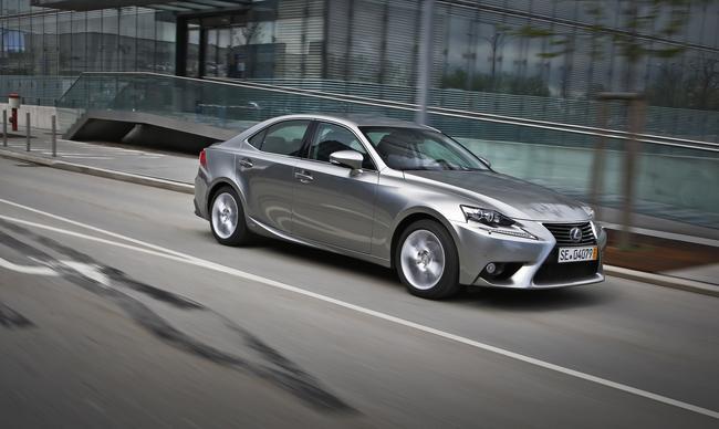 Autoesittely Lexus IS 300h 2013