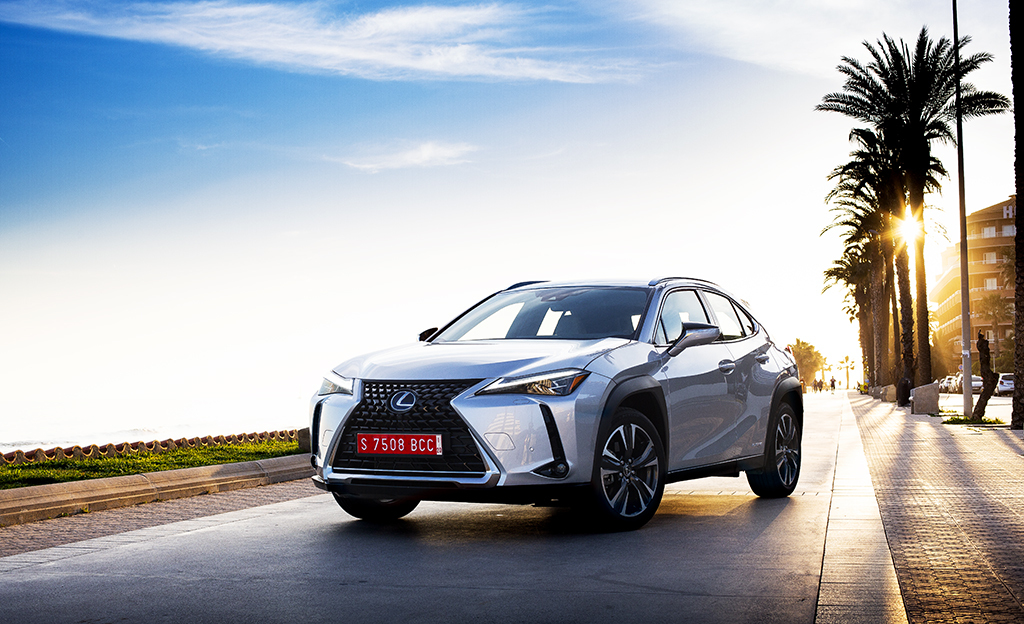 Enteileekö Lexus UX 300e täyssähköistä Toyotaa? Akkupaketin kapasiteetiksi kerrotaan 54,3 kWh