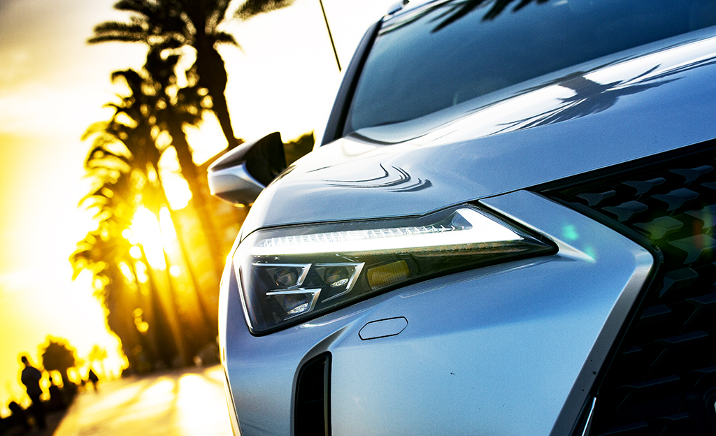 Ensifiilikset: Lexus UX 250h on tyylikäs mutta nafti kooltaan