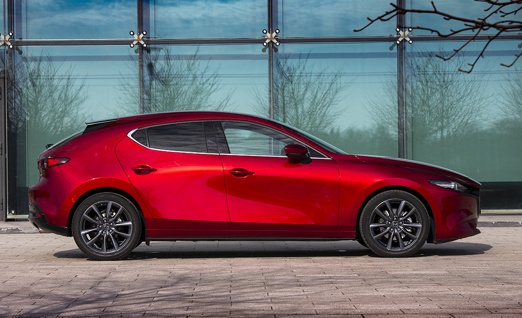 Hintaluokkansa kaunein? Koeajossa täysin uusi Mazda3 M Hybrid Luxury AT (vm. 2019)