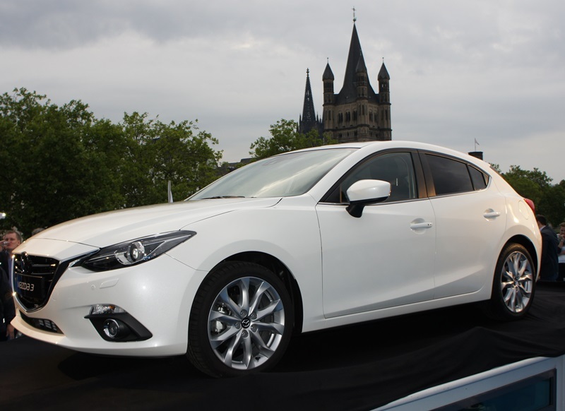 Autoesittely Mazda3 2013