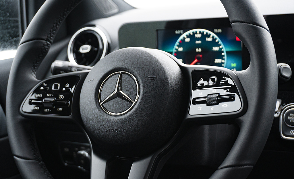 Autokauppias yllättyi: käytetyt viedään nyt käsistä – ostaa 15 miljoonalla eurolla autoja varastoon