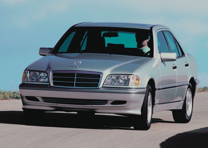 Autoesittely Mercedes-Benz C-sarja W202