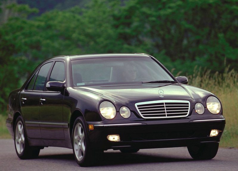 Autoesittely Mercedes-Benz E-sarja W210 1995-2002