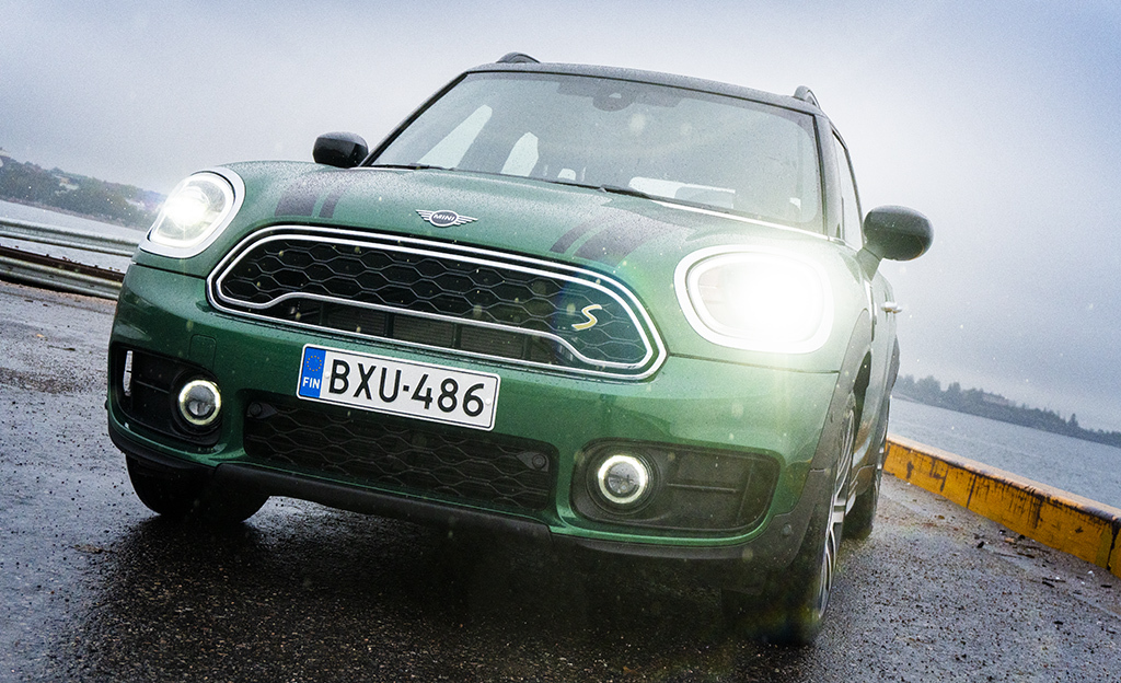 Mainio Mini Countryman Cooper SE ALL4 -lataushybridi koeajossa – luvattu toimintamatka ylittyi
