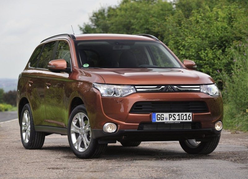 Autoesittely Mitsubishi Outlander 2013