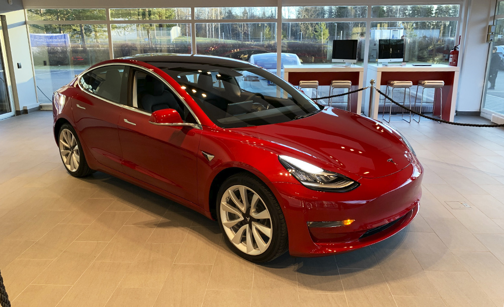 Tesla iski Model 3 -mallille houkuttelevan rahoitustarjouksen – hinta 525 euroa / kk