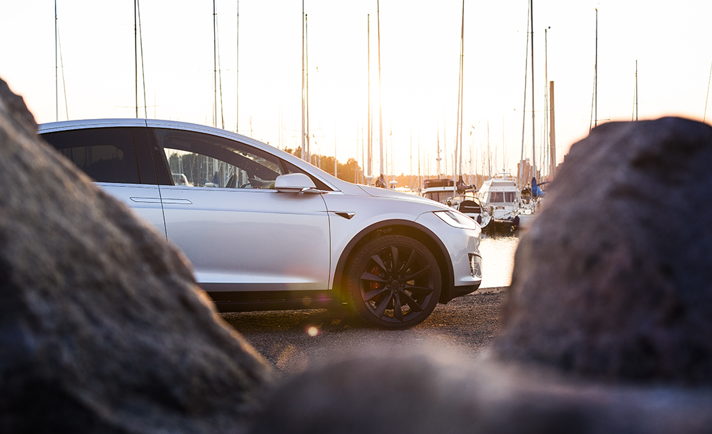 Koeajossa Tesla Model X - erikoiset haukansiipiovet ovat näppärät
