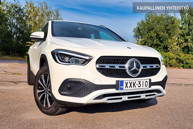Koeajossa Mercedes-Benz GLA - monta autoa samassa paketissa