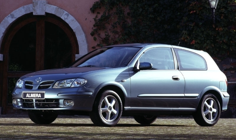 Autoesittely Nissan Almera 2000-2006