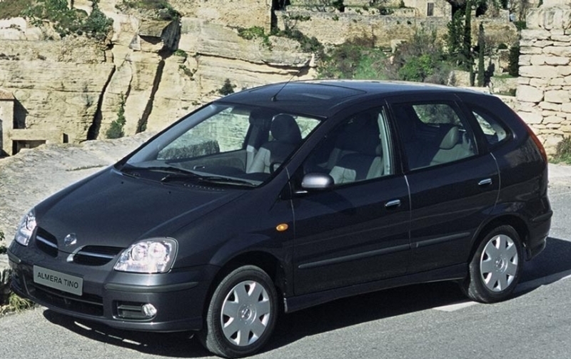Autoesittely Nissan Almera Tino 2001-2005