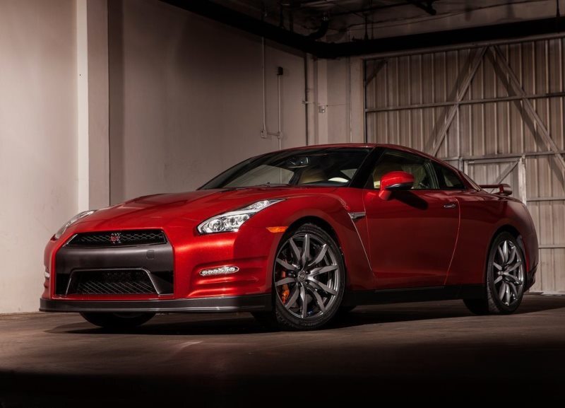 Autoesittely Nissan GT-R 2014