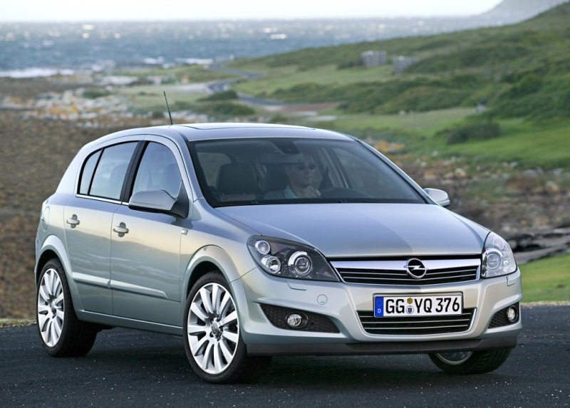 Autoesittely Opel Astra 2004-2009