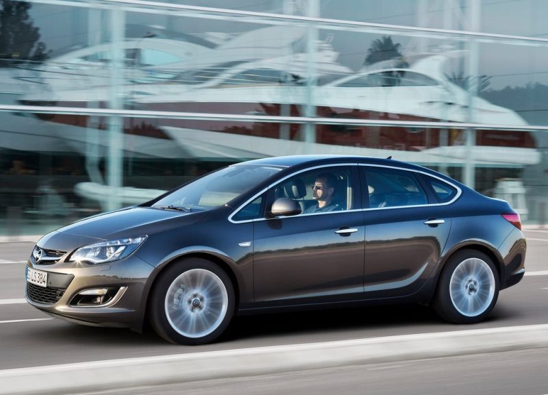 Autoesittely Opel Astra 2013