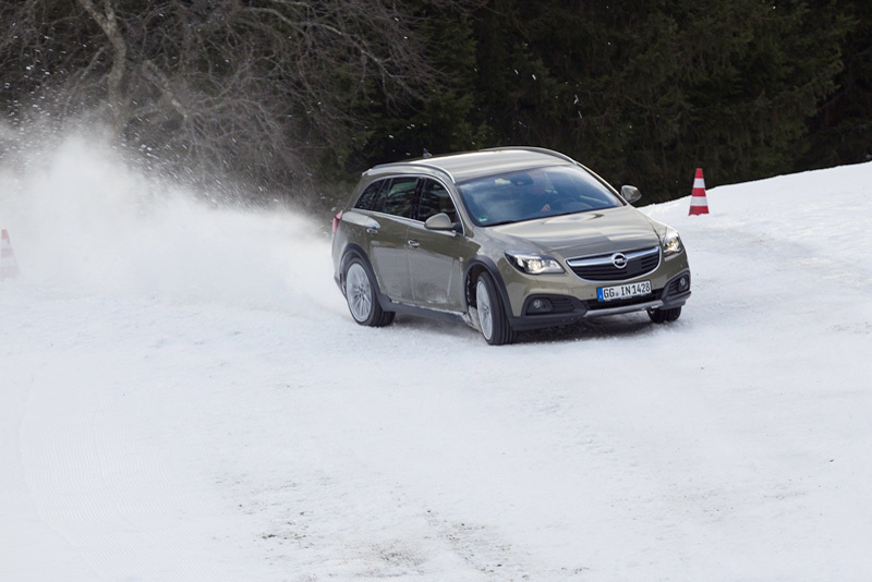 Autoesittely Opel Insignia Country Tourer 2014