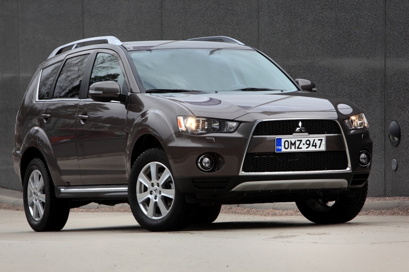 Autoesittely Mitsubishi Outlander 2012