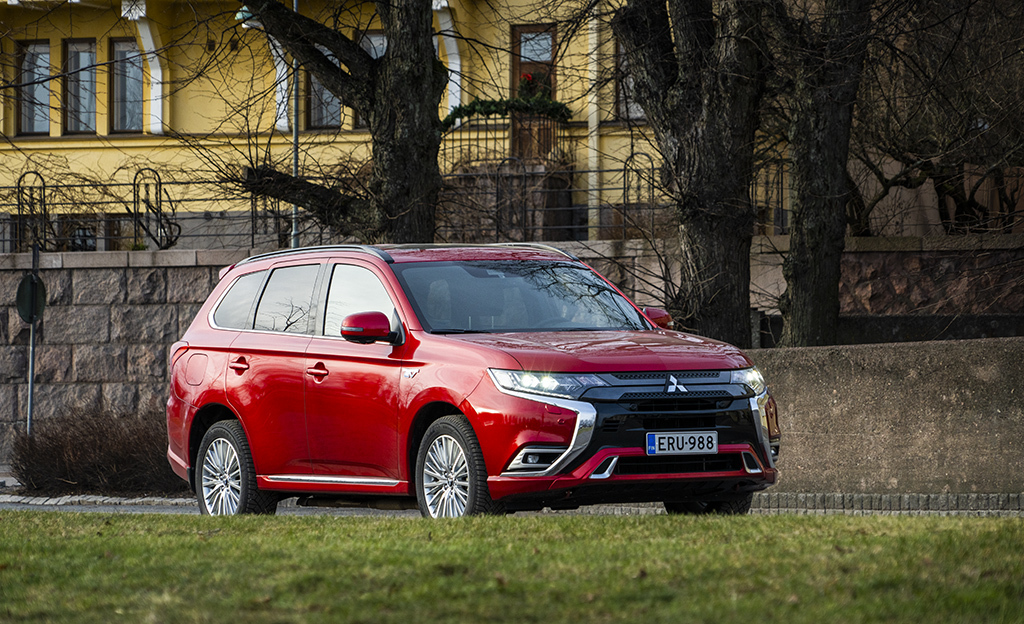 Tämän hetken houkuttelevin lataushybridi – Mitsubishi Outlander PHEV loistaa hinta-laatusuhteellaan