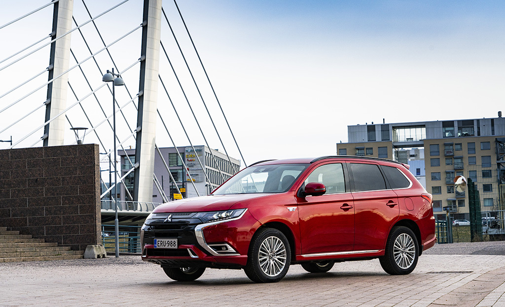 Työmatkat sähköllä, mökille bensiinillä – tilava ja taloudellinen Outlander PHEV on työsuhdeautoilijan unelma