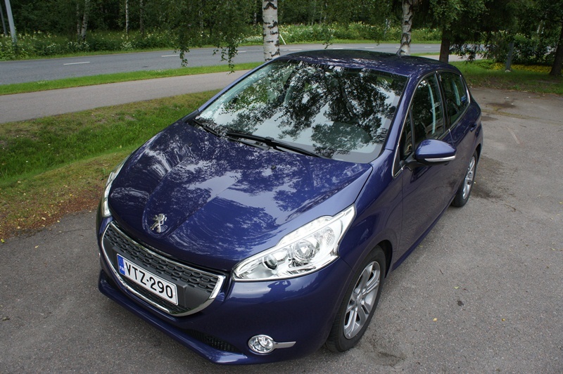 Autoesittely Peugeot 208 2012
