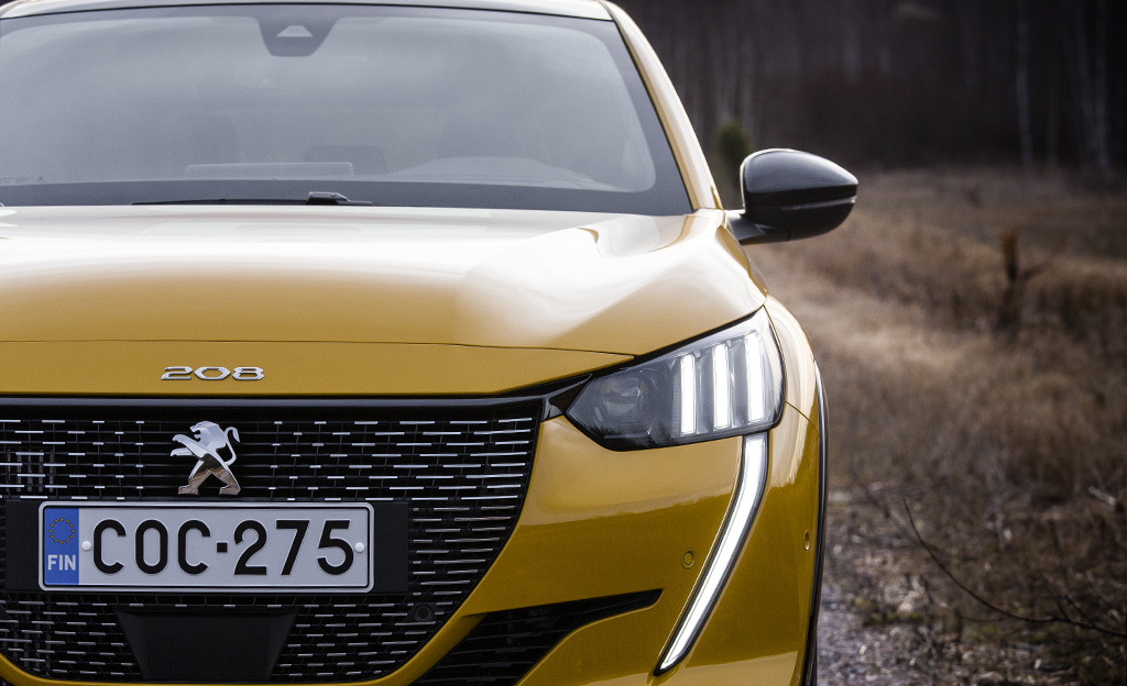 Suomalaisosaaminen yllätti uudessa Peugeot 208:ssa – tällaista hologrammimittaristoa et ole vielä nähnyt