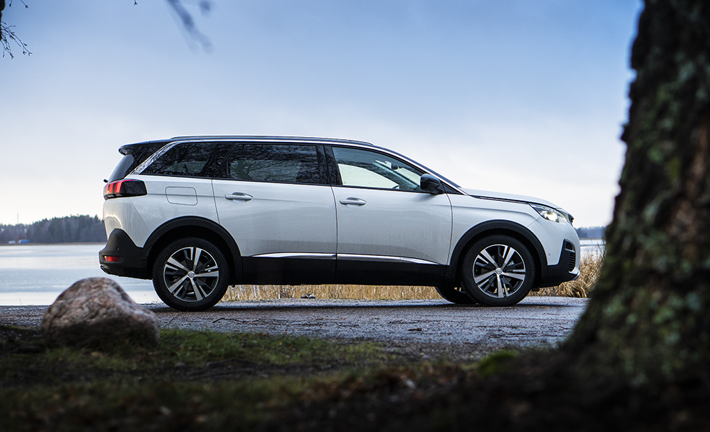 Koeajossa 7-paikkainen Peugeot 5008 (vm. 2018) – onnistunut yhdistelmä tilaa ja vaivattomuutta